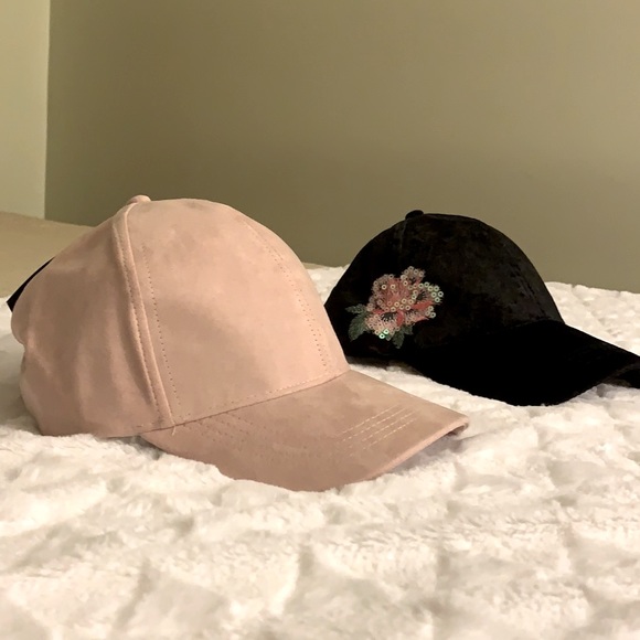 🤍NWT 2 Cute David and Young Women’s Caps🤍 - Picture 1 of 8
